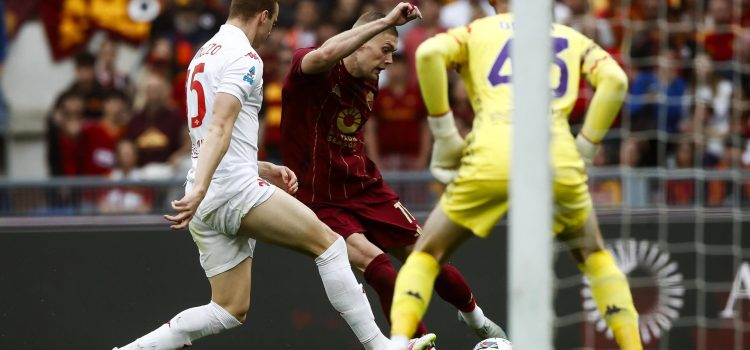 El jugador del Fiorentina Pietro Comuzzo (I) y Artem Dovbyk (d) , del Roma, durante el partido de la Serie A que han jugado AS Roma y ACF Fiorentina, en RomaItalia, Roma. EFE/EPA/ANGELO CARCONI