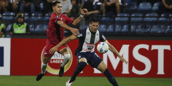 Guillermo Enrique (d), de Alianza Lima, en un mano a mano con Gustavo Caballero, de Nacional en un partido de la primera ronda de la Copa Libertadores en el estadio Alejandro Villanueva en Perú. EFE/ Martín Fonseca