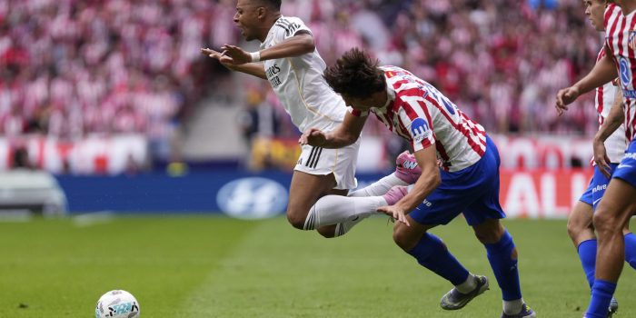 El delantero del Real Madrid Kylian Mbappé (i) se lleva el balón ante el defensa del Atlético de Madrid Robin Le Normand (d) en el estadio Riyadh Air Metropolitano en foto de archivo de Borja Sánchez-Trillo. EFE
