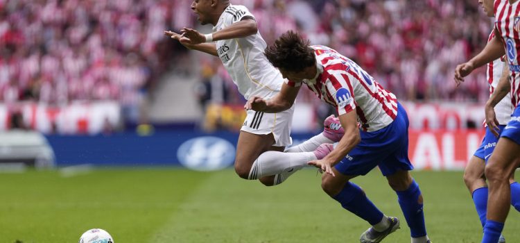 El delantero del Real Madrid Kylian Mbappé (i) se lleva el balón ante el defensa del Atlético de Madrid Robin Le Normand (d) en el estadio Riyadh Air Metropolitano en foto de archivo de Borja Sánchez-Trillo. EFE