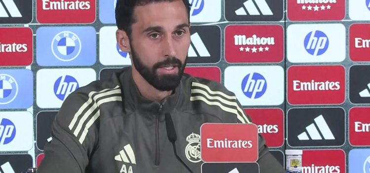 El entrenador del Real Madrid Álvaro Arbeloa, en su primera comparecencia tras la eliminación de la Liga de Campeones, reconoció este lunes que el jugador francés Eduardo Camavinga, señalado por la expulsión ante el Bayern Múnich que pudo haber costado la eliminación, está dolido por un error "grave del árbitro". EFE/Santiago Castro