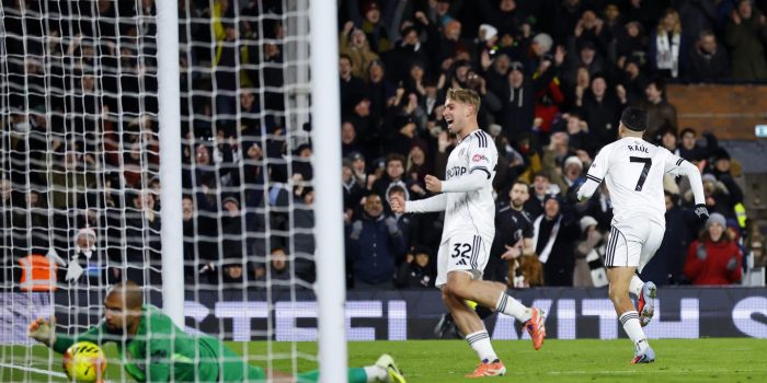 El delantero del Fulham Raul Jimenez (d) celebra el 1-0 durante el partido de la Premier League que han jugado Fulham FC y Chelsea FC, en Londres, Reino Unido. EFE/EPA/TOLGA AKMEN
