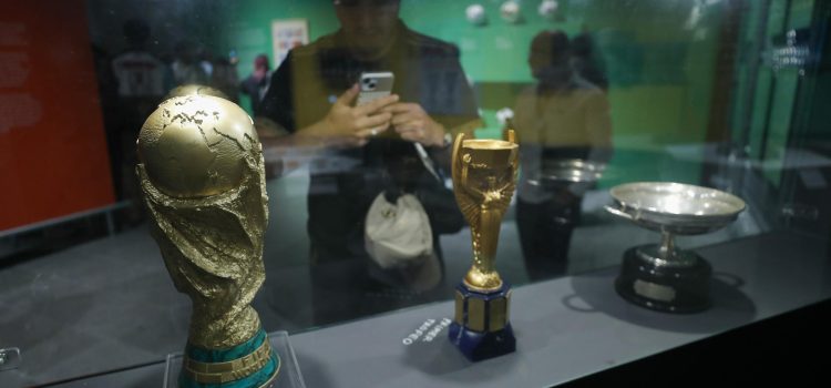 Una persona toma una fotografía de la exposición ‘Fútbol: Diseñando una pasión’, este martes, en el Museo Franz Mayer en Ciudad de México (México). EFE/ Isaac Esquivel