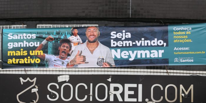 ALT El brasileño Neymar revoluciona Santos antes de saltar al césped