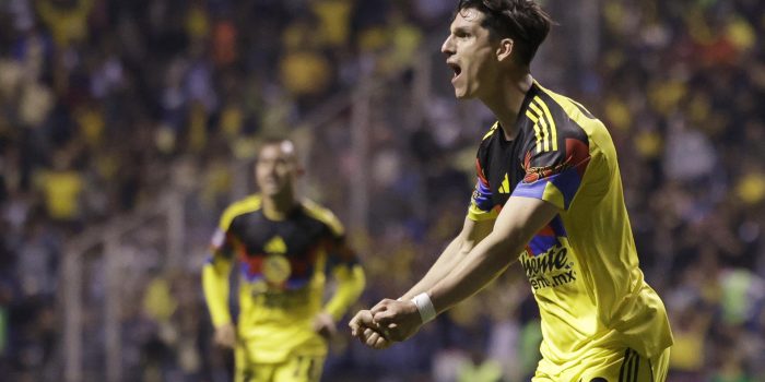 Aarón Mejía, de América, celebra un gol este viernes en un partido de la Liga MX ante Puebla en el estadio Cuauhtémoc. EFE/ Hilda Ríos