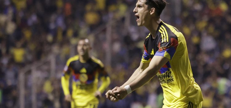 Aarón Mejía, de América, celebra un gol este viernes en un partido de la Liga MX ante Puebla en el estadio Cuauhtémoc. EFE/ Hilda Ríos