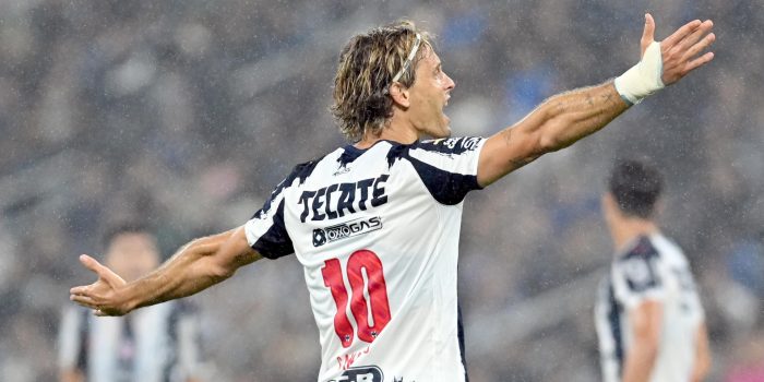 Sergio Canales de Monterrey reacciona durante un partido en el estadio BBVA, en Guadalupe (México). EFE/ Miguel Sierra