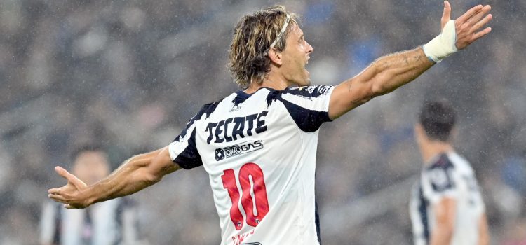 Sergio Canales de Monterrey reacciona durante un partido en el estadio BBVA, en Guadalupe (México). EFE/ Miguel Sierra
