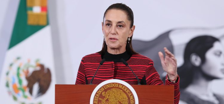 La presidenta de México, Claudia Sheinbaum , habla durante una rueda de prensa este lunes en Palacio Nacional de la Ciudad de México (México). EFE//Mario Guzmán