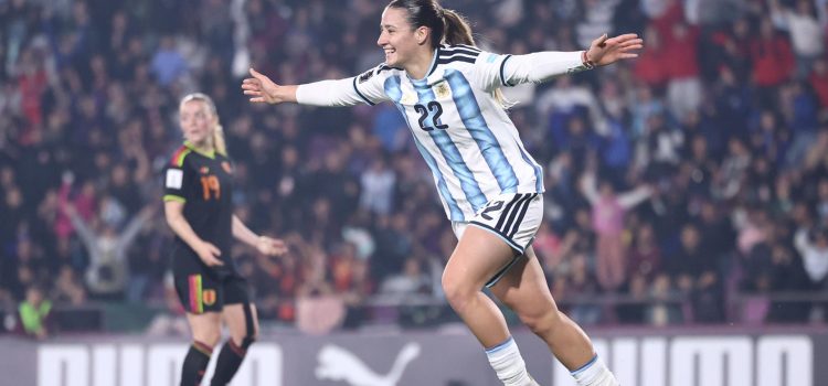 Mercedes Diz, de Argentina, celebra un gol en un partido de la Liga de Naciones entre Argentina y Perú en el estadio Ciudad de Lanús (Argentina). EFE/ Juan Ignacio Roncoroni