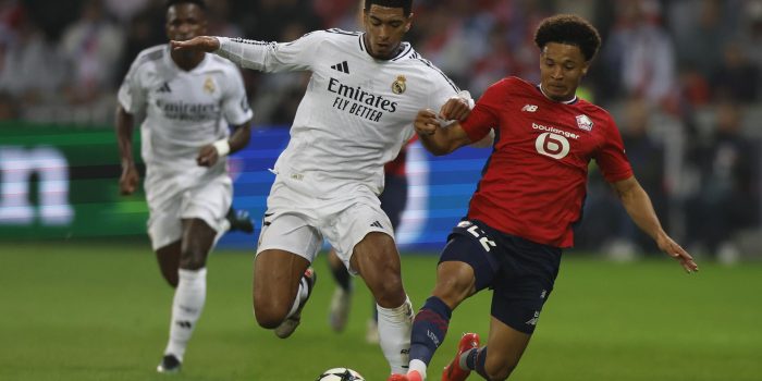 El jugador del Lille Tiago Santos (d) en acción ante el inglés del Madrid Jude Bellingham durante el partido de la segunda jornada  de la Liga de Campeones que juegan Lille y Real Madrid en Lille, Francia. , EFE/EPA/MOHAMMED BADRA