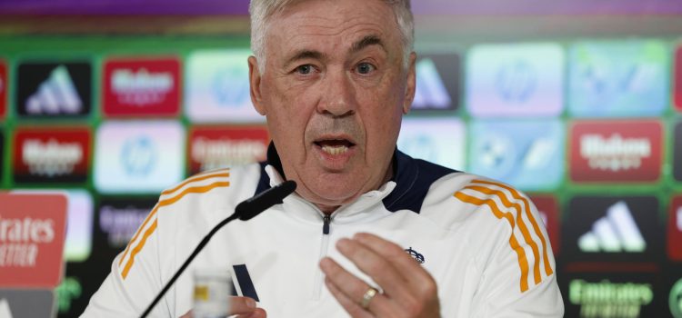 El entrenador del Real Madrid, el italiano Carlo Ancelotti, ofrece una rueda de prensa tras el entrenamiento del equipo en la Ciudad Deportiva de Valdebebas (Madrid). EFE/ Juan Carlos Hidalgo