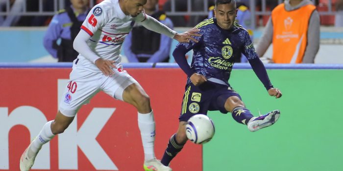 Clinton Bennett (i), de Olimpia, disputa un balón con Erick Sánchez, de América, en un partido de la Copa de Campeones de Concacaf entre CD Olimpia y América en el Estadio Nacional Chelato Uclés en Tegucigalpa (Honduras). EFE/Gustavo Amador