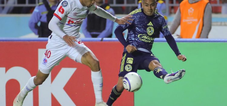 Clinton Bennett (i), de Olimpia, disputa un balón con Erick Sánchez, de América, en un partido de la Copa de Campeones de Concacaf entre CD Olimpia y América en el Estadio Nacional Chelato Uclés en Tegucigalpa (Honduras). EFE/Gustavo Amador