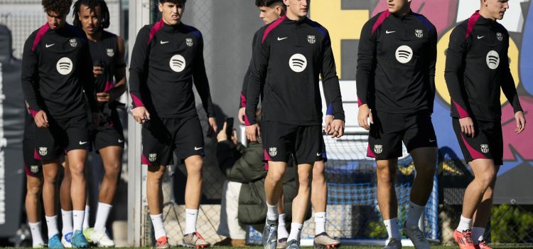 Los jugadores del FC Barcelona, durante el entrenamiento del primer equipo azulgrana realizado este mediodía en las instalaciones de la Ciudad Deportiva Joan Gamper, de cara al próximo partido de La Liga que jugarán mañana contra el Celta de Vigo. EFE/Enric Fontcuberta