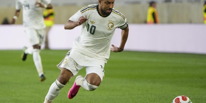 Salem Al Dawsari de Arabia Saudí controla el balón en un partido amistoso entre Ecuador y Arabia Saudí previo al Mundial 2026 en el estadio Sports Illustrated, en Nueva Jersey (Estados Unidos). EFE/ Ángel Colmenares