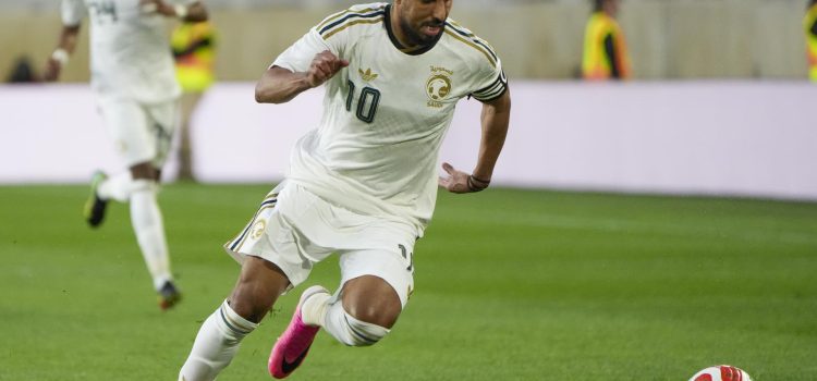 Salem Al Dawsari de Arabia Saudí controla el balón en un partido amistoso entre Ecuador y Arabia Saudí previo al Mundial 2026 en el estadio Sports Illustrated, en Nueva Jersey (Estados Unidos). EFE/ Ángel Colmenares