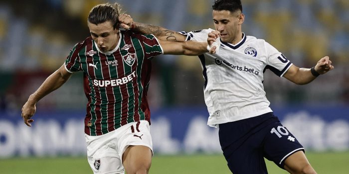 Agustín Canobbio (i), de Fluminense, disputa el balón con Matías Fernández, de Independiente Rivadavia, en un partido de la fase de grupos de la Copa Libertadores entre Fluminense e Independiente Rivadavia en el estadio Maracaná en Río de Janeiro (Brasil). EFE/André Coelho