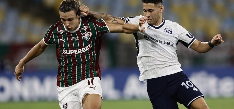 Agustín Canobbio (i), de Fluminense, disputa el balón con Matías Fernández, de Independiente Rivadavia, en un partido de la fase de grupos de la Copa Libertadores entre Fluminense e Independiente Rivadavia en el estadio Maracaná en Río de Janeiro (Brasil). EFE/André Coelho