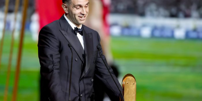 ALT 'Dibu' Martínez repite como ganador del premio Yashin al mejor portero del año