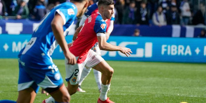 Roberto Fernández, del Espanyol, en acción contra el Alavés este sábado en Vitoria en foto de archivo de L. Rico