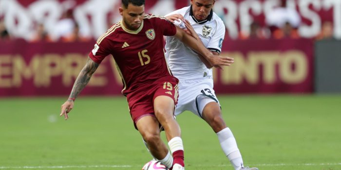 Miguel Navarro (i), de Venezuela, disputa un balón con Moisés Paniagua, de Bolivia, en un partido por las eliminatorias sudamericanas para el Mundial 2026 entre las selecciones de Venezuela y Bolivia en el estadio Monumental de Maturin en Maturín (Venezuela). EFE/ Ronald Peña