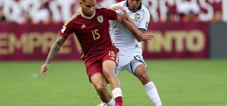 Miguel Navarro (i), de Venezuela, disputa un balón con Moisés Paniagua, de Bolivia, en un partido por las eliminatorias sudamericanas para el Mundial 2026 entre las selecciones de Venezuela y Bolivia en el estadio Monumental de Maturin en Maturín (Venezuela). EFE/ Ronald Peña