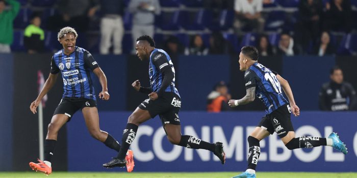 Alex Ibarra (c), de Independiente del Valle, celebra un gol en un partido de la fase de grupos de la Copa Libertadores entre Independiente del Valle y Barcelona, en el estadio Banco Guayaquil de Quito (Ecuador). EFE/ José Jácome