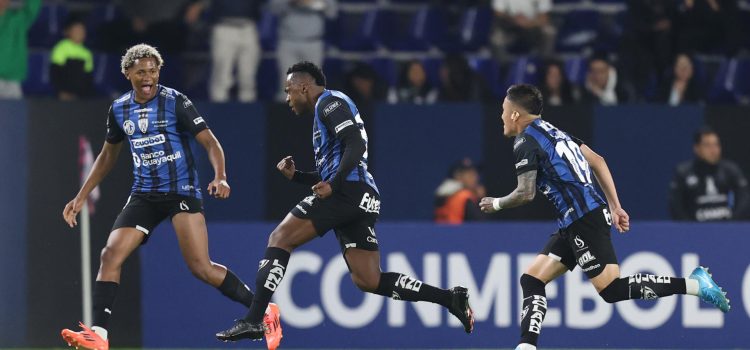 Alex Ibarra (c), de Independiente del Valle, celebra un gol en un partido de la fase de grupos de la Copa Libertadores entre Independiente del Valle y Barcelona, en el estadio Banco Guayaquil de Quito (Ecuador). EFE/ José Jácome