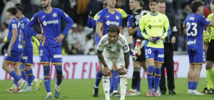 El delantero brasileño del Real Madrid Rodrygo Goes, a la finalización del encuentro contra el Getafe. EFE / Juanjo Martín.