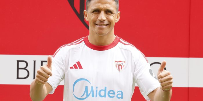 El delantero chileno Alexis Sánchez durante su presentación como nuevo jugador del Sevilla FC. EFE/Jose Manuel Vidal