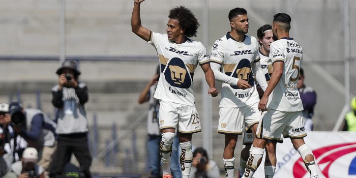 Adalberto Carrasquilla (c) de Pumas celebra un gol este domingo, durante un encuentro por la jornada 1 del torneo Clausura 2026 de la Liga MX en el estadio Olímpico Universitario, en Ciudad de México (México). EFE/ Isaac Esquivel