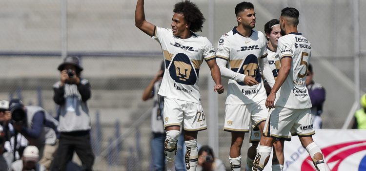 Adalberto Carrasquilla (c) de Pumas celebra un gol este domingo, durante un encuentro por la jornada 1 del torneo Clausura 2026 de la Liga MX en el estadio Olímpico Universitario, en Ciudad de México (México). EFE/ Isaac Esquivel