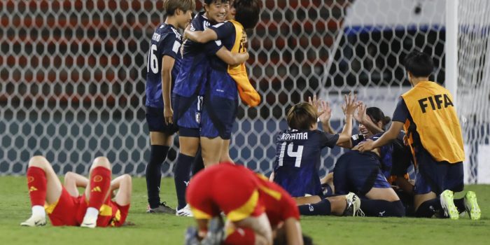 La decepción de las jugadoras españolas contrasta con la alegría de las japonesas que ganaron por 1-0 el partido de cuartos de final del Mundial Femenino sub-20. EFE/ Luis Eduardo Noriega Arboleda