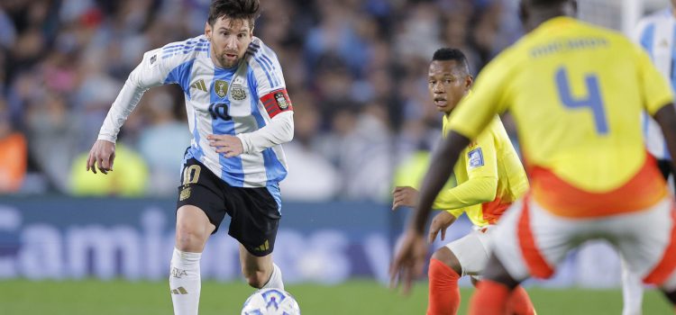Lionel Messi (i), de Argentina, controla un balón durante un partido por las eliminatorias sudamericanas para el Mundial 2026 entre las selecciones de Argentina y Colombia en el estadio Monumental en Buenos Aires (Argentina). EFE/ Juan Ignacio Roncoroni