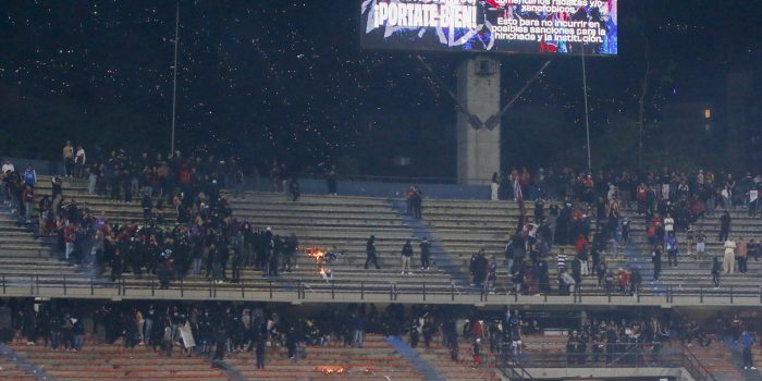 Imagen de archivo de aficionados de Medellín queman sillas durante una protesta en el partido de la fase de grupos de la Copa Libertadores . EFE/ STR