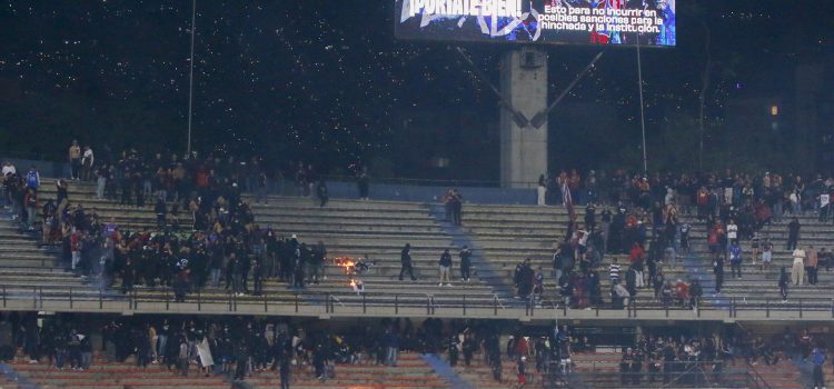 Imagen de archivo de aficionados de Medellín queman sillas durante una protesta en el partido de la fase de grupos de la Copa Libertadores . EFE/ STR