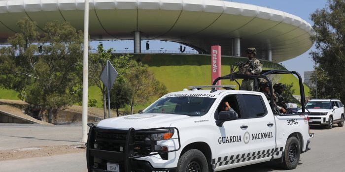 Integrantes de la Guardia Nacional custodian en las inmediaciones del Estadio Arkón este sábado, en Guadalajara, Jalisco (México). El trofeo de la Copa Mundial de la FIFA llegó a Guadalajara, una de las 16 ciudades sedes del torneo 2026, para iniciar su gira por México en donde visitará nueve ciudades para estar cerca de la afición mexicana. EFE/ Francisco Guasco