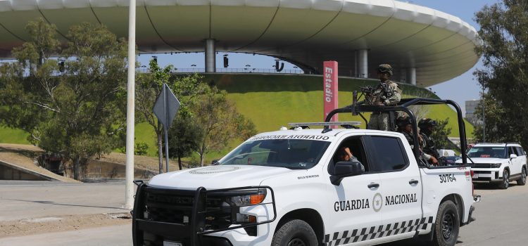 Integrantes de la Guardia Nacional custodian en las inmediaciones del Estadio Arkón este sábado, en Guadalajara, Jalisco (México). El trofeo de la Copa Mundial de la FIFA llegó a Guadalajara, una de las 16 ciudades sedes del torneo 2026, para iniciar su gira por México en donde visitará nueve ciudades para estar cerca de la afición mexicana. EFE/ Francisco Guasco