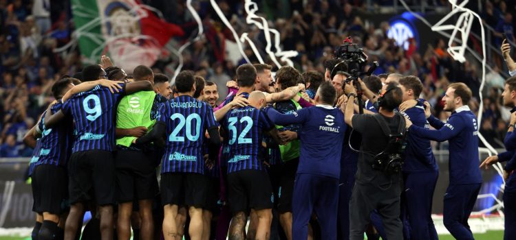 Los jugadores del Inter tras el partido de la Serie A que han jugado Inter Milan y Parma Calcio en Milan, Italia. EFE/EPA/MATTEO BAZZI