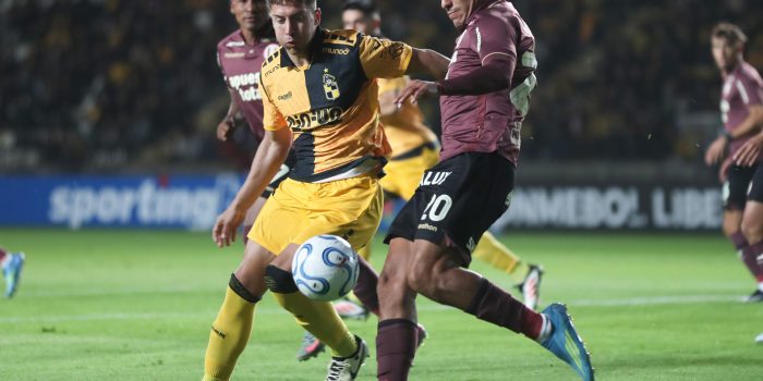 Nicolás Johansen (i), de Coquimbo, disputa el balón con Alex Valera, de Universitario, en un partido de la Copa Libertadores en el estadio Francisco Sánchez Rumoroso en Coquimbo (Chile). EFE/Hernán Contreras
