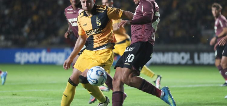 Nicolás Johansen (i), de Coquimbo, disputa el balón con Alex Valera, de Universitario, en un partido de la Copa Libertadores en el estadio Francisco Sánchez Rumoroso en Coquimbo (Chile). EFE/Hernán Contreras