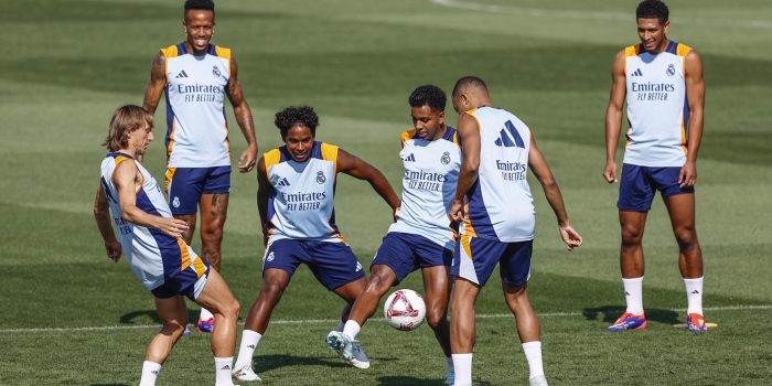 El inglés Jude Bellingham (d), en un momento del entrenamiento del Real Madrid junto a Luka Modric, Eder Militao, Endrick Felipe, Rodrygo Goes y Kylian Mbappe. EFE/Rodrigo Jiménez