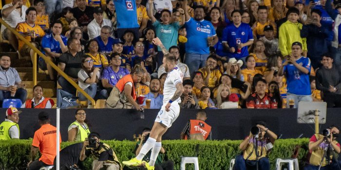 Imagen de archivo de Carlos Rotondi de Cruz Azul celebrando un gol. EFE/ Miguel Sierra