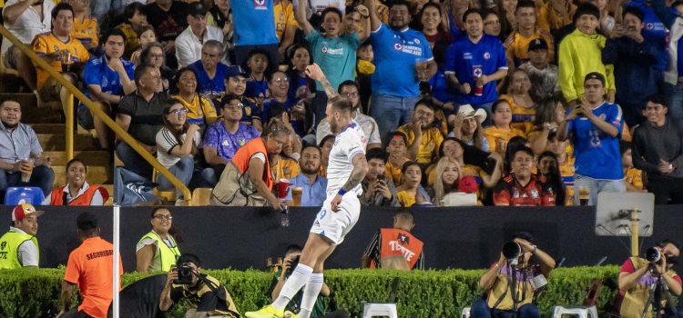 Imagen de archivo de Carlos Rotondi de Cruz Azul celebrando un gol. EFE/ Miguel Sierra