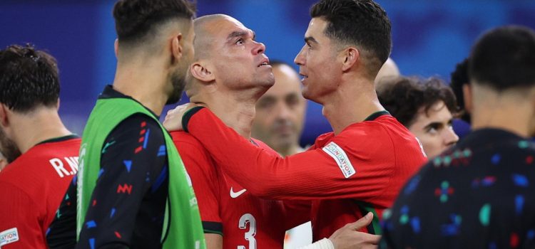 Cristiano Ronaldo (d) lamenta junto a Pepe (i) la eliminación de Portugal en la Eurocopa 2024. EFE/EPA/MIGUEL A. LOPES