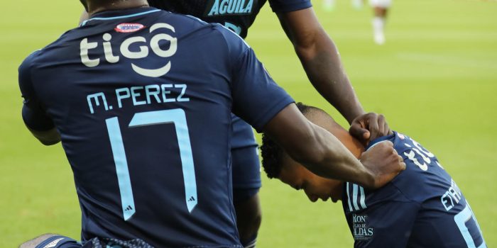 El delantero José Enamorado (d) celebra con dos compañeros el gol de Junior de Barranquilla a Liga de Quito en partido de la quinta jornada del Grupo E de la Copa Libertadores jugado este martes en el estadio Rodrigo Paz Delgado de la capital ecuatoriana. EFE/ José Jácome