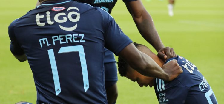 El delantero José Enamorado (d) celebra con dos compañeros el gol de Junior de Barranquilla a Liga de Quito en partido de la quinta jornada del Grupo E de la Copa Libertadores jugado este martes en el estadio Rodrigo Paz Delgado de la capital ecuatoriana. EFE/ José Jácome