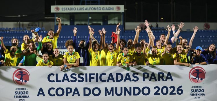 Las jugadoras de Brasil celebran tras golear a Argentina y clasificar al Mundial Sub-20 de Polonia en el estadio Luis Alfonso Giagni en Villa Elisa (Paraguay). EFE/Juan Pablo Pino