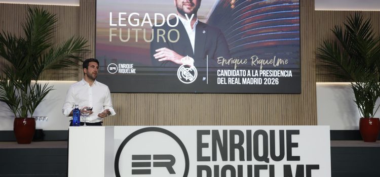 Enrique Riquelme, candidato a la presidencia a las elecciones del Real Madrid el próximo 7 de junio, presenta este miércoles su proyecto social, que incluye la construcción de un pabellón, un hotel y espacios para los socios en la ciudad deportiva de Valdebebas. EFE/ J.J.Guillen